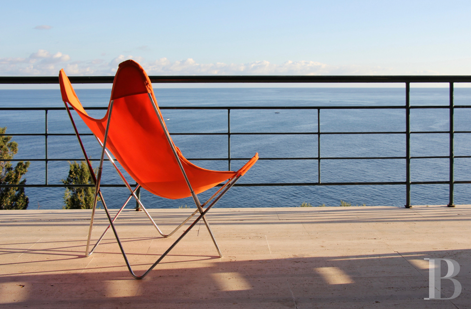 En Sicile, à l’est de Palerme, une maison d’inspiration moderniste en balcon sur la mer - photo  n°4